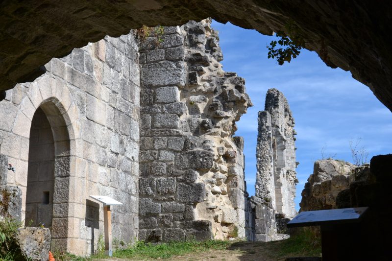 Partez à la découverte des ruines du Château de Ventadour surplombant le paysage.